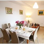 Apartment Sanja Primosten